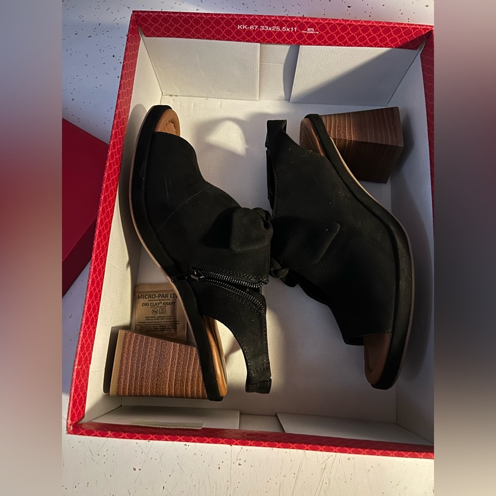 Kelly & Katie Black Open-Toe, Block-Heel Sandals with Adorable Bow!